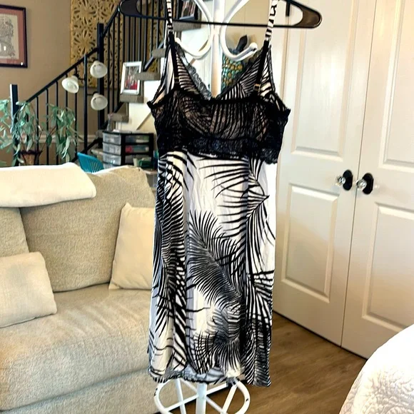 Soma Black and White Palm Leaf Print Chemise Gown Large - Picture 6 of 9
